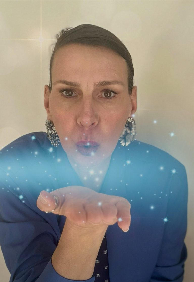 Ellen Schmitt pustet Glitzer