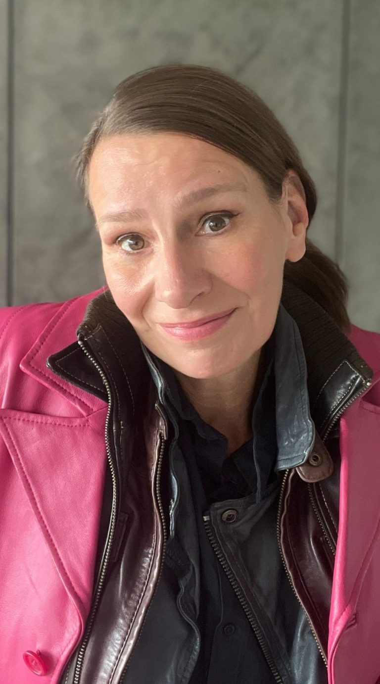 Verstehen, was passt. Ellen Schmitt mit mehreren Jacken übereinander, weil die Auswahl schwerfällt.
