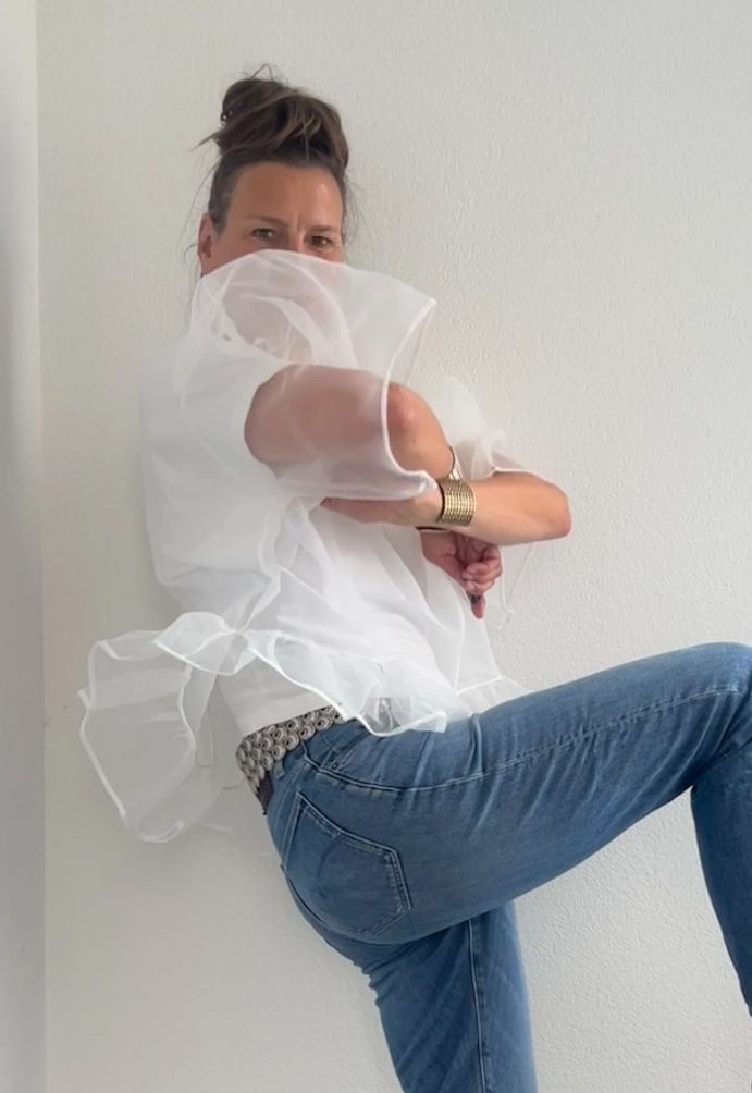 Strahlen mit Stil Ellen Schmitt in blauer Jacke und gelbem T-Shirt hält eine Taschenlampe symbolisch für Stahlktaft